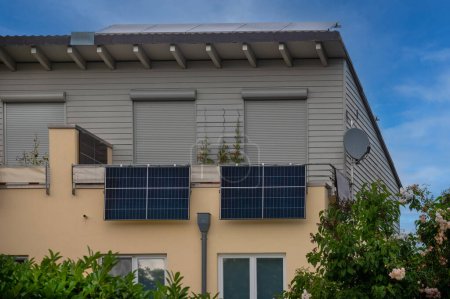 Téléchargez les photos : Balcon centrale solaire respectueux de l'environnement pour utiliser l'énergie renouvelable. Centrale solaire sur un balcon pour générer de l'énergie électrique verte pour la maison. - en image libre de droit