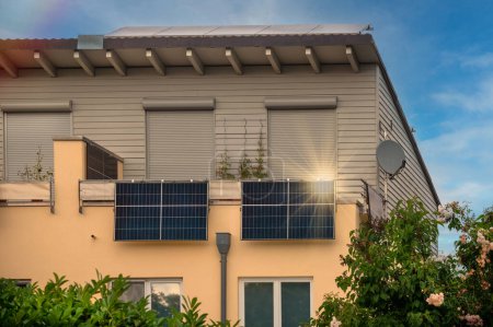  Balcón estación de energía solar respetuosa del medio ambiente para el uso de energía renovable. Planta de energía solar en un balcón con reflejo de luz solar y efecto de luz de destello de lente especial.