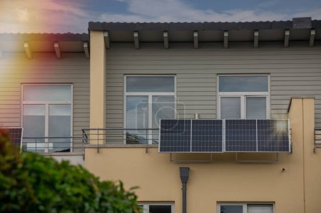 Planta de energía solar en un balcón con reflejo de luz solar y efecto de luz de destello de lente especial. Balcón central solar respetuosa del medio ambiente para el uso de energía renovable. 