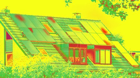 Téléchargez les photos : Inspection thermographique des systèmes photovoltaïques sur un toit près de la maison. Image thermovision des panneaux solaires. Image de thermovision infrarouge. Thermographie infrarouge dans l'inspection des panneaux photovoltaïques. - en image libre de droit
