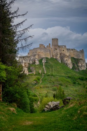 Vista desde la colina en el castillo de Spis Spissky hrad, Eslovaquia. Ruinas del castillo medevial Castillo de Spi en el este de Eslovaquia. Vista del camino que conduce a un castillo medevial en la montaña.