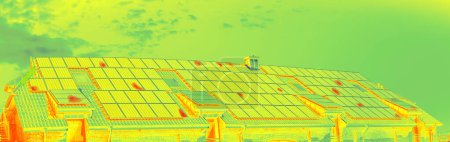 La inspección termográfica de los sistemas fotovoltaicos en el techo cerca de la casa. Imagen de termovisión de paneles solares. Imagen de termovisión infrarroja. Termografía infrarroja en la inspección de paneles fotovoltaicos. 