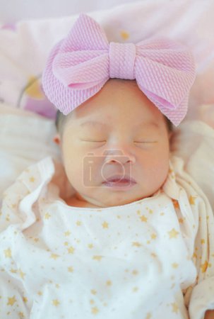 Téléchargez les photos : Nouveau-né fille asiatique, 1 jour, les yeux asiatiques - en image libre de droit