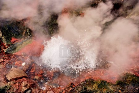 Ressort géothermique vibrant avec vapeur et gisements minéraux colorés, mettant en valeur l'énergie de la nature. Lieu : Deildartunguhver, les plus grandes sources thermales d'Europe.
