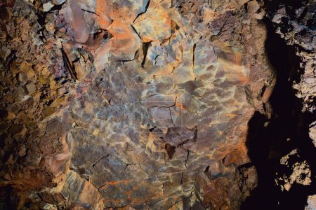 Decke in einer Lavaröhre, die an ein Ölgemälde mit lebendigen Farbtönen und Mustern erinnert. Standort: Die Höhle - Vidgelmir, Island.