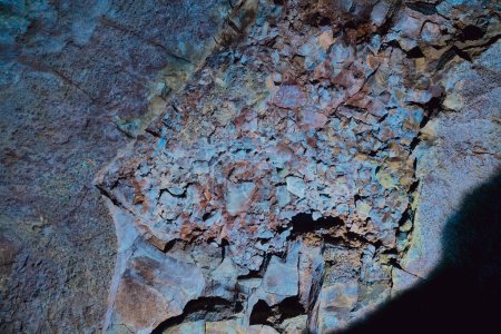 Plafond texturé dans un tube de lave. Lieu : La grotte - Vidgelmir, Islande.