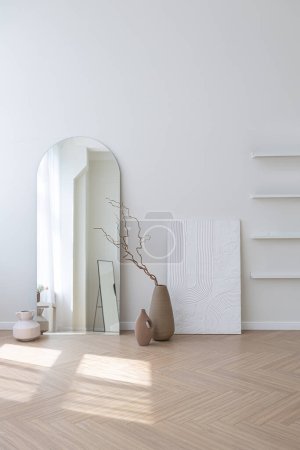 intérieur simple et élégant super blanc avec des meubles modernes de couleur nue et des éléments noirs contrastés. design de luxe d'un grand salon lumineux