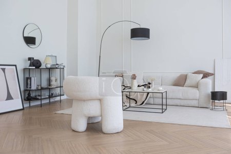 intérieur simple et élégant super blanc avec des meubles modernes de couleur nue et des éléments noirs contrastés. design de luxe d'un grand salon lumineux