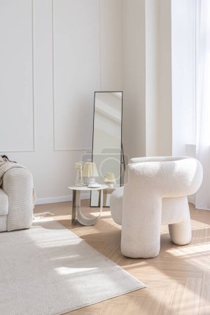 Téléchargez les photos : Intérieur simple et élégant super blanc avec des meubles modernes de couleur nue et des éléments noirs contrastés. design de luxe d'un grand salon lumineux - en image libre de droit