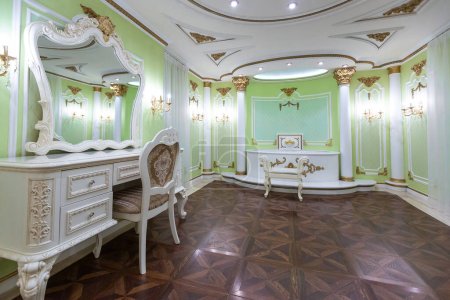pequeño dormitorio de lujo con baño y muebles caros en un elegante estilo barroco antiguo.
