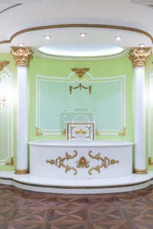 pequeño dormitorio de lujo con baño y muebles caros en un elegante estilo barroco antiguo.