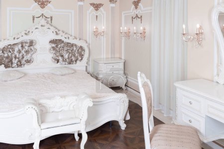 kleines Luxusschlafzimmer mit Bad und teuren Möbeln im schicken alten Barockstil.