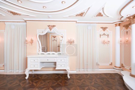 Téléchargez les photos : Petite chambre de luxe avec salle de bain et meubles coûteux dans un style baroque ancien chic. - en image libre de droit
