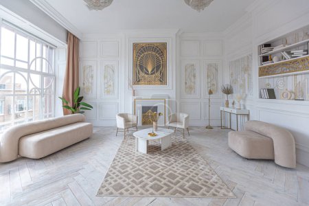 Téléchargez les photos : Appartement de luxe blanc neige intérieur avec décor de style égyptien avec des meubles légers et élégants. d'immenses fenêtres panoramiques et une arche. minimalisme et simplicité avec l'élégance de la conception de logements modernes - en image libre de droit