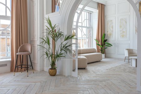 Foto de Interior de apartamento de lujo blanco como la nieve con decoración de estilo egipcio con muebles de estilo ligero. enormes ventanas panorámicas y un arco. minimalismo y simplicidad con la elegancia del diseño moderno de la vivienda - Imagen libre de derechos