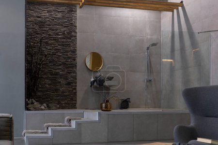 Foto de Brutal diseño interior ultra moderno de un apartamento de planta abierta con una ducha abierta decorada con piedra gris - Imagen libre de derechos