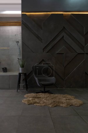 modernes Studiointerieur mit dekorativen Steinwänden in grau. Steinholz, Fliesen und LED-Beleuchtung in der Raumgestaltung