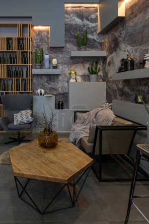 moderno lugar de estar diseño interior con paredes de piedra decorativa en gris. madera de piedra, azulejos e iluminación led en el diseño de la habitación.