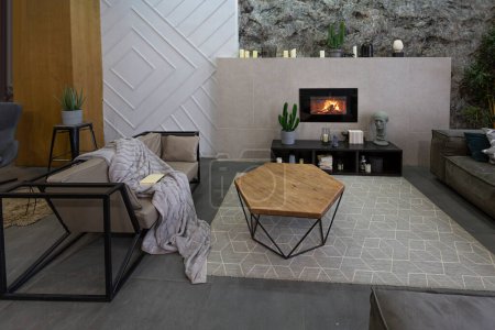 Foto de Moderno estudio interior con paredes decorativas de piedra en gris. madera de piedra, azulejos e iluminación led en el diseño de la habitación - Imagen libre de derechos