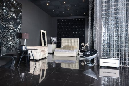 Foto de Moderno interior negro de lujo oscuro con muebles blancos chic - Imagen libre de derechos