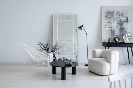 Foto de Moderno diseño interior minimalista de luz habitación monocromática brillante con muebles en blanco y negro, paredes blancas limpias y enormes ventanas - Imagen libre de derechos