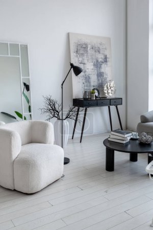 Foto de Moderno diseño interior minimalista de luz habitación monocromática brillante con muebles en blanco y negro, paredes blancas limpias y enormes ventanas - Imagen libre de derechos