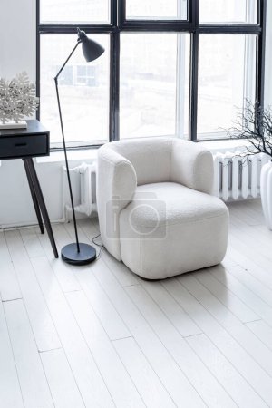 moderno diseño interior minimalista de luz habitación monocromática brillante con muebles en blanco y negro, paredes blancas limpias y enormes ventanas