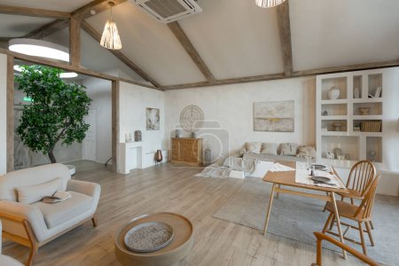 intérieur confortable et chaleureux d'une maison de campagne chic avec un plan ouvert, finitions en bois, couleurs chaudes et un foyer familial