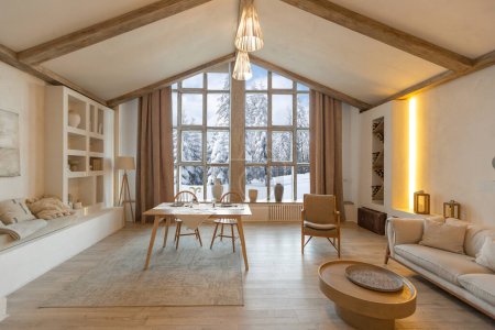 confortable intérieur chaleureux d'un chalet de campagne chic avec une immense fenêtre panoramique donnant sur la forêt d'hiver. plan ouvert, décoration en bois, couleurs chaudes et un foyer familial