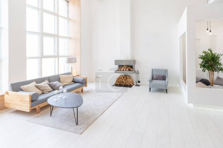 Foto de Lujoso apartamento estudio de diseño moderno de moda con un diseño gratuito en un estilo minimalista. muy luminoso gran habitación espaciosa con paredes blancas y elementos de madera. - Imagen libre de derechos