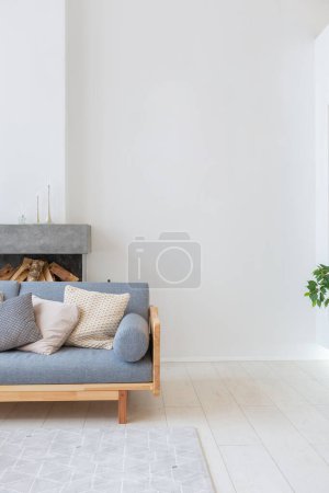 Téléchargez les photos : Luxueux studio de design moderne à la mode avec une mise en page gratuite dans un style minimal. chambre spacieuse très lumineuse avec murs blancs et éléments en bois. - en image libre de droit