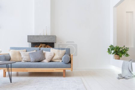 Foto de Lujoso apartamento estudio de diseño moderno de moda con un diseño gratuito en un estilo minimalista. muy luminoso gran habitación espaciosa con paredes blancas y elementos de madera. - Imagen libre de derechos