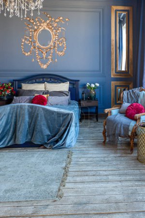 Téléchargez les photos : Luxueux intérieur chic chambre à coucher de couleur bleu profond avec des meubles anciens coûteux et des éléments d'or dans un style baroque - en image libre de droit