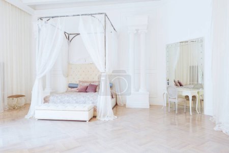Foto de Luz moderna limpio rico barroco estilo interior con columpio - Imagen libre de derechos