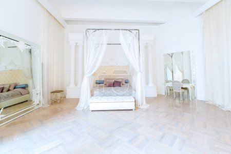 Foto de Luz moderna limpio rico barroco estilo interior con columpio - Imagen libre de derechos
