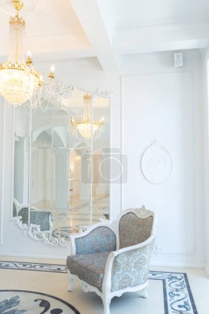 Téléchargez les photos : Beau chic chic riche propre intérieur vierge lumineux. murs blancs hauts avec de grandes fenêtres à partir du sol le motif sur le sol - en image libre de droit