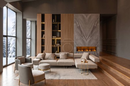 Wohnzimmer, Wandkamin aus Marmor und stilvolles Bücherregal im schicken teuren Interieur eines luxuriösen Landhauses mit modernem Design mit Holz und LED-Licht, graue Möbel mit Goldelementen