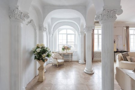 riche intérieur luxueux d'une chambre confortable avec mobilier moderne élégant et piano à queue, décoré avec des colonnes baroques et stuc sur les murs