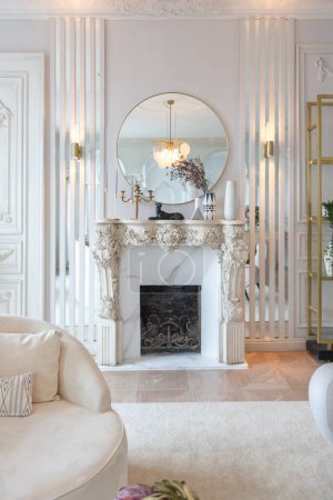 riche intérieur luxueux d'une chambre confortable avec mobilier moderne élégant et piano à queue, décoré avec des colonnes baroques et stuc sur les murs