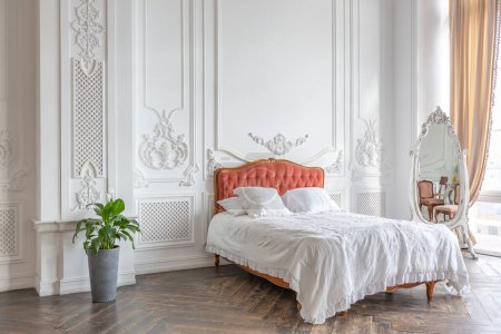 Téléchargez les photos : Style baroque royal intérieur chic de luxe de grande pièce. extra blanc, plein de lumière du jour. plafond haut et murs décorés par stuc - en image libre de droit