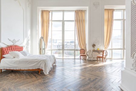 interior elegante de lujo de estilo barroco real de gran habitación. extra blanco, lleno de luz del día. techo alto y paredes decoradas con estuco