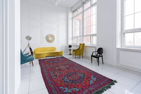 Foto de Moderno diseño interior futurista de moda de un amplio salón blanco con muebles negros y amarillos - Imagen libre de derechos