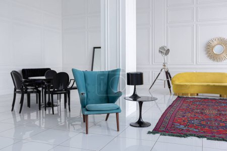 Foto de Moderno diseño interior futurista de moda de un amplio salón blanco con muebles negros y amarillos - Imagen libre de derechos