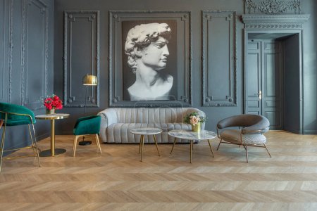 schickes Interieur des Zimmers im Renaissance-Stil des 19. Jahrhunderts mit modernen Luxusmöbeln. Wände von edler dunkler Farbe sind mit Stuck und vergoldeten Rahmen, Holzparkett dekoriert.