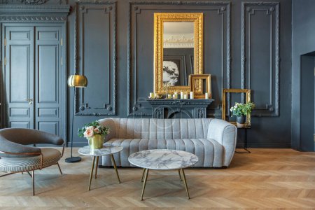 intérieur chic de la chambre dans le style Renaissance du 19ème siècle avec des meubles de luxe modernes. murs de couleur sombre noble sont décorés avec des cadres en stuc et dorés, parquet en bois.