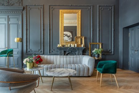 intérieur chic de la chambre dans le style Renaissance du 19ème siècle avec des meubles de luxe modernes. murs de couleur sombre noble sont décorés avec des cadres en stuc et dorés, parquet en bois.