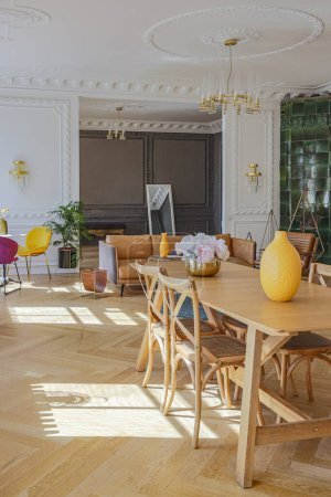 Foto de Interior de lujo de un espacioso apartamento en una antigua casa histórica del siglo XIX con muebles modernos. techo alto y paredes están decoradas con estuco - Imagen libre de derechos