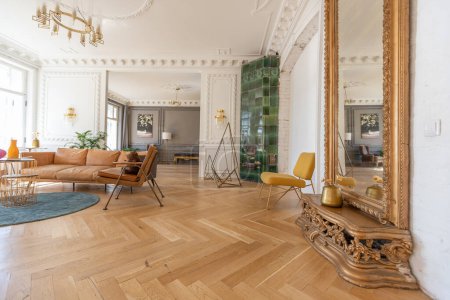 Foto de Interior de lujo de un espacioso apartamento en una antigua casa histórica del siglo XIX con muebles modernos. techo alto y paredes están decoradas con estuco - Imagen libre de derechos