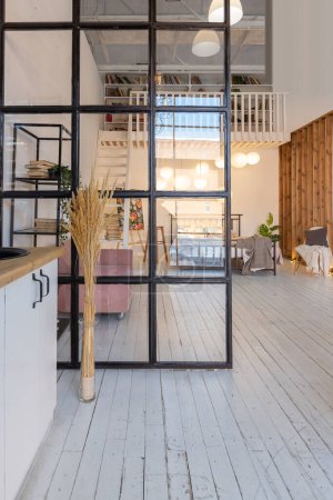 design moderne de luxe d'un petit studio confortable de style scandinave