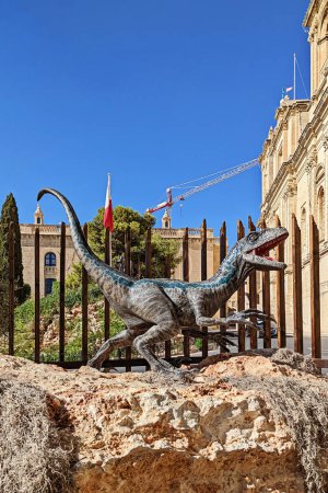 Foto de Estatua de Blue Velociraptor que protagonizó una película reciente, Jurassic World Dominion, que fue filmada parcialmente en Malta, ahora colocada en Birgu para turistas: Birgu, Malta - 11 de septiembre de 2022 - Imagen libre de derechos
